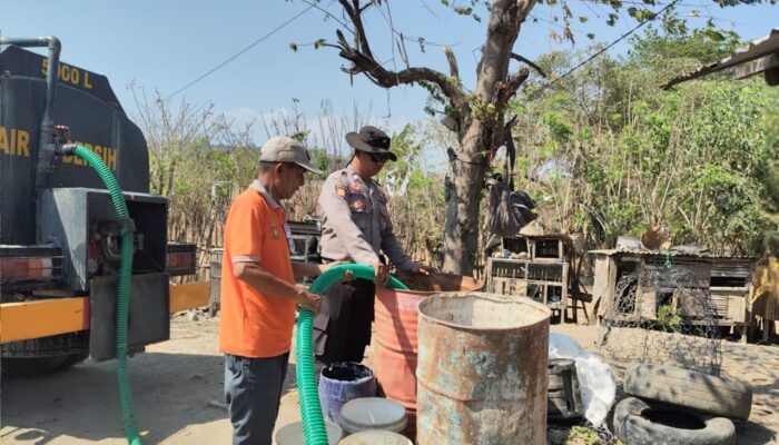 Respon Cepat Krisis Air Bersih, Sat Samapta Polres Sumbawa Bersama BPBD Salurkan Bantuan di Moyo Utara dan Uma Sima