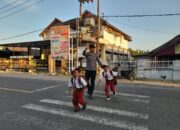 Pastikan Keselamatan Anak Sekolah, Polsek Rhee Laksanakan Pengaturan Lalu Lintas Strong Point di SDN Rhee Beru