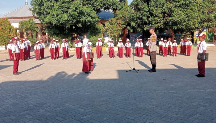 Cegah Perundungan Sejak Dini, Bhabinkamtibmas Desa Tamekan Jadi Pembina Upacara dan Sosialisasi Anti-Bullying di SDN Tamekan
