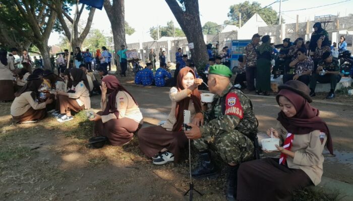 Momen Humanis HUT TNI, Babinsa Disuapi Siswi Pramuka