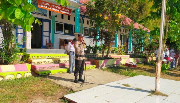 Jadi Irup Bendera di SMK I Monta, Bhabinkamtibmas Polsek Monta Ingatkan Pelajar Jauhi Narkoba dan Bijak Menggunakan Media Sosial