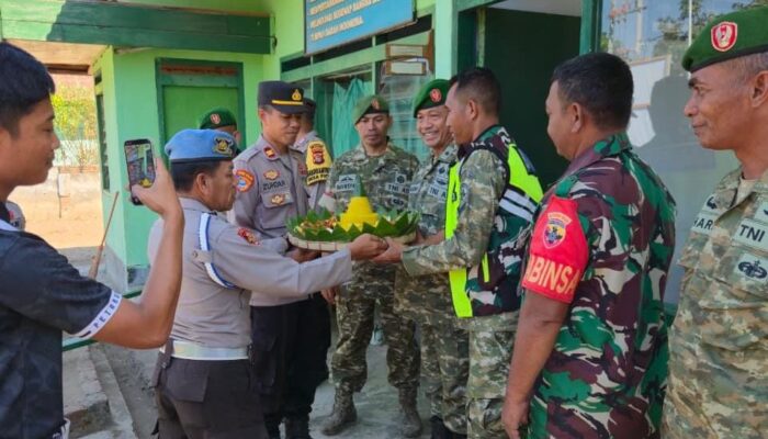 Simbol Sinergitas Yang Kokoh, Polsek Sanggar Sambangi Posramil Sanggar dan Ucapkan Selamat HUT TNI ke- 81