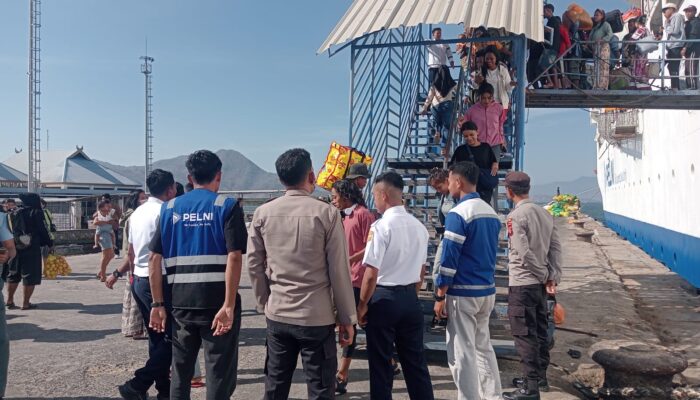 Polsek Kawasan Pelabuhan Laut Bima Amankan Embarkasi dan Debarkasi Penumpang KM AWU