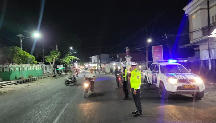 Blue Light Patrol dan Strong Point Malam, Sat Lantas Polres Dompu Jaga Kamseltibcarlantas di Sejumlah Ruas Jalan