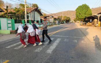 Hadir Berikan Rasa Aman di Pagi Hari, Personil Polsek Rhee Laksanakan Pengaturan Lalu Lintas di SDN Rhee Beru