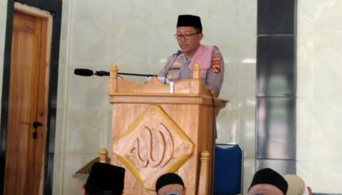 Sampaikan Pesan Kamtibmas dari Mimbar Jumat, Kapolsek Labuhan Badas Ajak Jamaah Masjid Ar-Rahma Olat Rarang Perkuat Ketakwaan dan Kerukunan