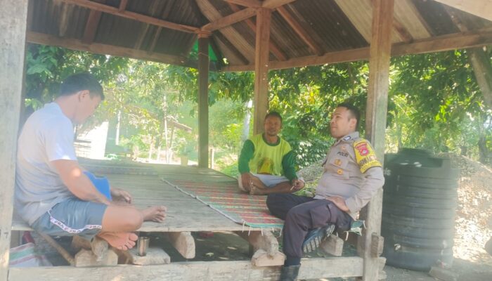 BHABINKAMTIBMAS DESA KAROMBO AJAK WARGA JAGA KAMTIBMAS DAN MANFAATKAN LAHAN PEKARANGAN UNTUK KETAHANAN PANGAN
