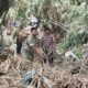 Jaga Keasrian dan Cegah Banjir, Bhabinkamtibmas Menala Bersama Warga Gelar Gotong Royong Bersihkan Aliran Sungai