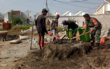 Babinsa Peteluan Indah dan Warga Perkuat Gotong Royong