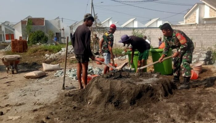 Babinsa Peteluan Indah dan Warga Perkuat Gotong Royong