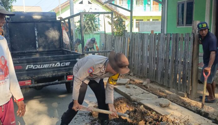 Wujudkan Lingkungan Sehat dan Sukseskan Lomba STBM, Bhabinkamtibmas Kelurahan Bugis Gotong Royong Bersama Warga