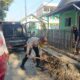 Wujudkan Lingkungan Sehat dan Sukseskan Lomba STBM, Bhabinkamtibmas Kelurahan Bugis Gotong Royong Bersama Warga