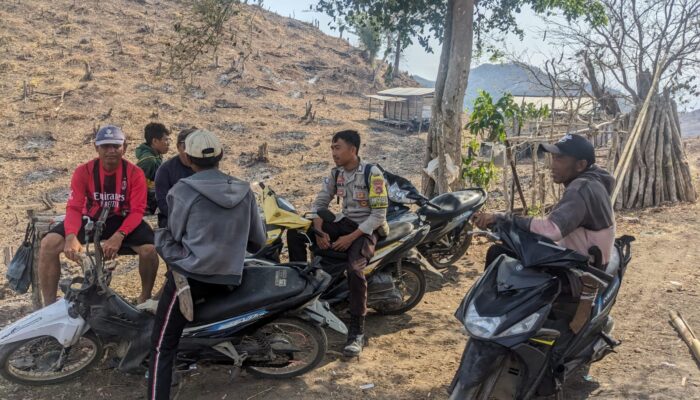 Antisipasi Karhutla dan TPPO, Bhabinkamtibmas Desa Mantar Sambang Warga Sampaikan Imbauan Kamtibmas