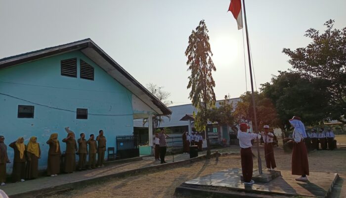 Tanamkan Karakter dan Disiplin Sejak Dini, PS Kanit Binmas Polsek Plampang Jadi Pembina Upacara di SDN 3 Plampang