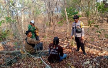 Jaga Kelestarian Alam, Bhabinkamtibmas Desa Labuhan Aji Dampingi Kelompok Kakatua Ranger Patroli di Taman Nasional Pulau Moyo