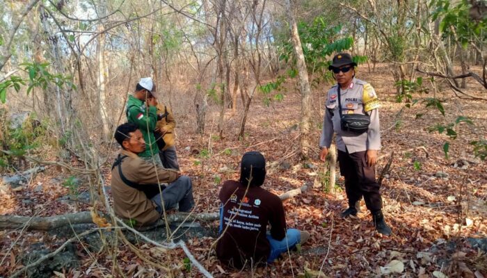 Jaga Kelestarian Alam, Bhabinkamtibmas Desa Labuhan Aji Dampingi Kelompok Kakatua Ranger Patroli di Taman Nasional Pulau Moyo