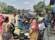 Bantu Warga Terdampak Kekeringan, Sat Samapta Polres Sumbawa Salurkan Air Bersih di Dusun Ai Panan Moyo Hilir