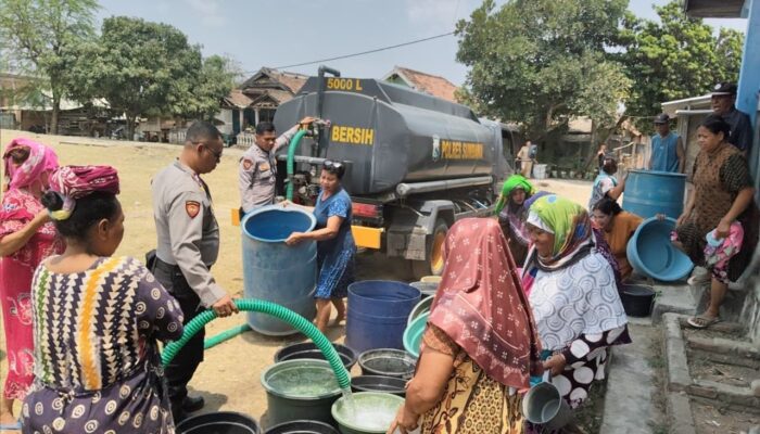 Bantu Warga Terdampak Kekeringan, Sat Samapta Polres Sumbawa Salurkan Air Bersih di Dusun Ai Panan Moyo Hilir