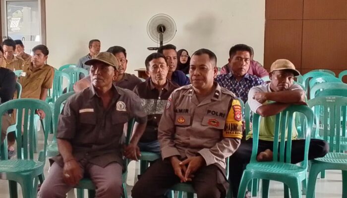 Dukung Kelancaran Pilkades, Bhabinkamtibmas Desa Kokarlian Hadiri Sosialisasi dan Simulasi E-Voting