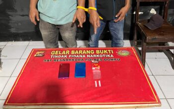 POLSEK PEKAT UNGKAP DUGAAN PEREDARAN SABU, DUA PRIA DISERAHKAN KE SATRESNARKOBA POLRES DOMPU
