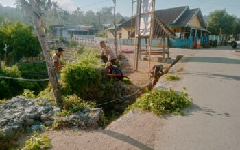 Pererat Silaturahmi dan Jaga Kebersihan Lingkungan, Bhabinkamtibmas Desa Mataiyang Gelar Gotong Royong Jumat Bersih