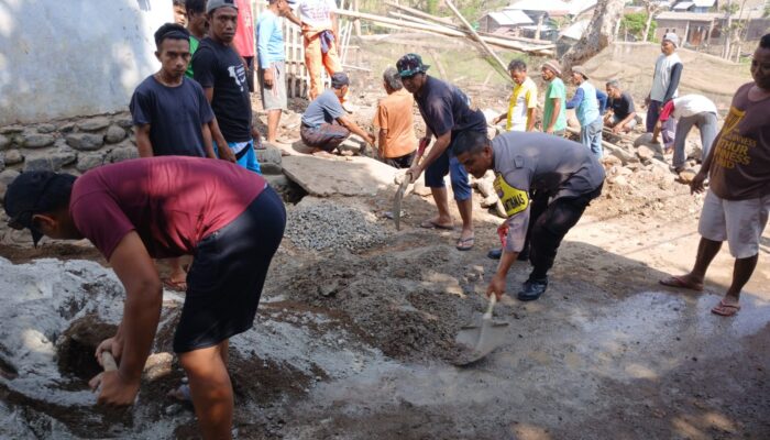 Wujudkan Kepedulian Sosial, Bhabinkamtibmas Polres Bima Kota Bersama Warga Gotong Royong Perbaiki Posyandu