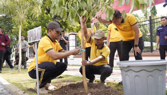 Kapolda NTB Tanam Pohon di Kejati, Ajak Masyarakat Bangun Kebiasaan Hijau