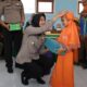 Implementasi Program Kapolri “Polisi Bersama Masyarakat”, Kapolres Sumbawa Sambangi Sekolah dan Salurkan Bantuan Pendidikan di Lenangguar