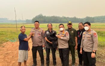 Tak Hanya Padamkan Api, Polri Selamatkan Anak Beruang Madu Terdampak Karhutla