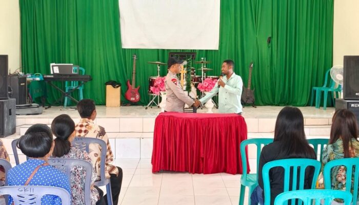 Minggu Kasih, Bhabinkamtibmas Polsek Donggo Ajak Jemaat Gereja Protestan Kemah Injil Bukit Sion Sangari jaga Kerukunan