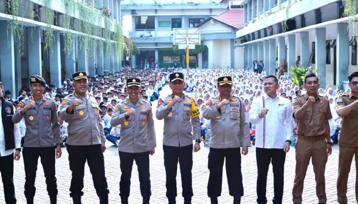 Cegah Bullying dan Kenakalan Remaja, Wakapolda NTB Sambangi SMPN 6 Mataram