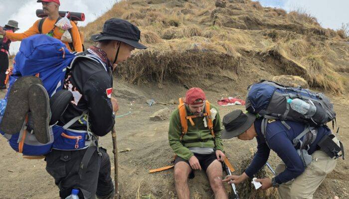 Kawal Ritual Suci Umat Hindu di Segara Anak, Tim Dokkes Polda NTB Beri Layanan Kesehatan