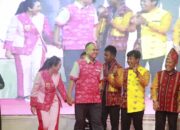 Kapolres Sumbawa Barat Bersama Istri Tampil Meriahkan Fashion Show Event Tahunan Dekranasda 2026