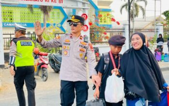 Wakapolres Dompu Pimpin Pengaturan Lalu Lintas dan Jadi Irup Upacara di SMKN 1 Woja, Sampaikan Pesan Kamtibmas kepada Pelajar
