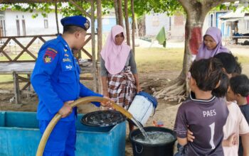 Kapal Polisi XXI-2007 Ditpolairud Polda NTB Salurkan 1,7 Ton Air Bersih Untuk Masyarakat Pesisir Sekotong