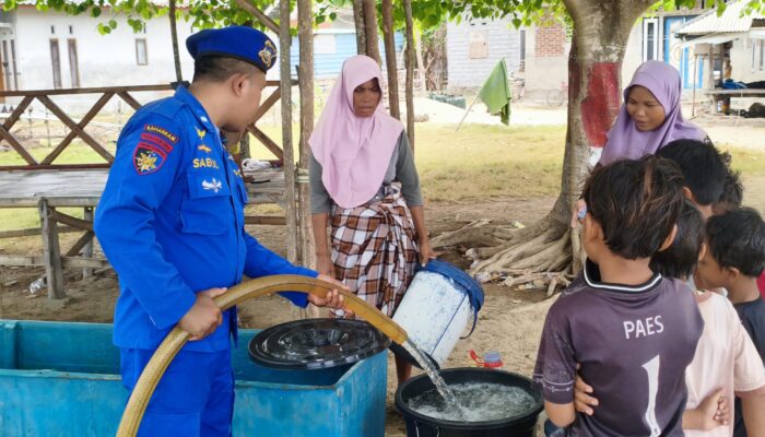 Kapal Polisi XXI-2007 Ditpolairud Polda NTB Salurkan 1,7 Ton Air Bersih Untuk Masyarakat Pesisir Sekotong