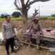 Dukung Ketahanan Pangan Nasional, Bhabinkamtibmas Desa Rhee Turun Ke Sawah Bantu Petani Merawat Tanaman