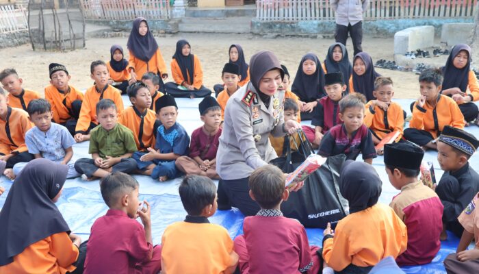 Implementasi “Polisi Peduli Pendidikan”, Kapolres Sumbawa Sapa dan Salurkan Bantuan Peralatan Sekolah untuk Siswa SDN Omo