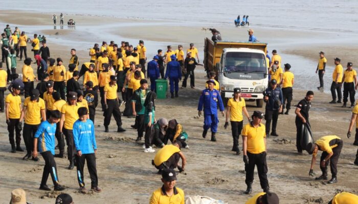Jaga Pesisir Jenu, Polresta Tuban dan Elemen Masyarakat Tanam 800 Bibit Cemara