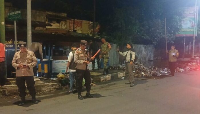 Cegah Genangan Meluas, Babinsa Rembige Pimpin Aksi Bersih Saluran