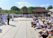 Implementasikan Program “Minggu Kasih”, Personel Umat Hindu Polres Sumbawa Gelar Persembahyangan Hari Raya Saraswati di Pura Giri Nata