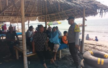 Sambangi Pantai Labuhan Haji, Bhabinkamtibmas Imbau Wisatawan Jaga Keselamatan dan Kebersihan