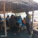 Sambangi Pantai Labuhan Haji, Bhabinkamtibmas Imbau Wisatawan Jaga Keselamatan dan Kebersihan