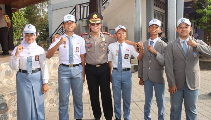 Upacara Berbeda di SMAN 4 Praya, Kapolresta Loteng Beri Semangat dan Edukasi Pelajar