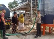 Peduli Warga Terdampak Kekeringan, Sat Samapta Polres Sumbawa Barat Salurkan Air Bersih