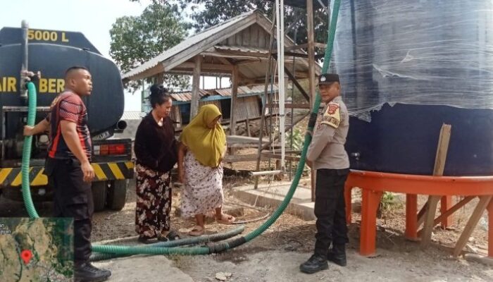 Peduli Warga Terdampak Kekeringan, Sat Samapta Polres Sumbawa Barat Salurkan Air Bersih